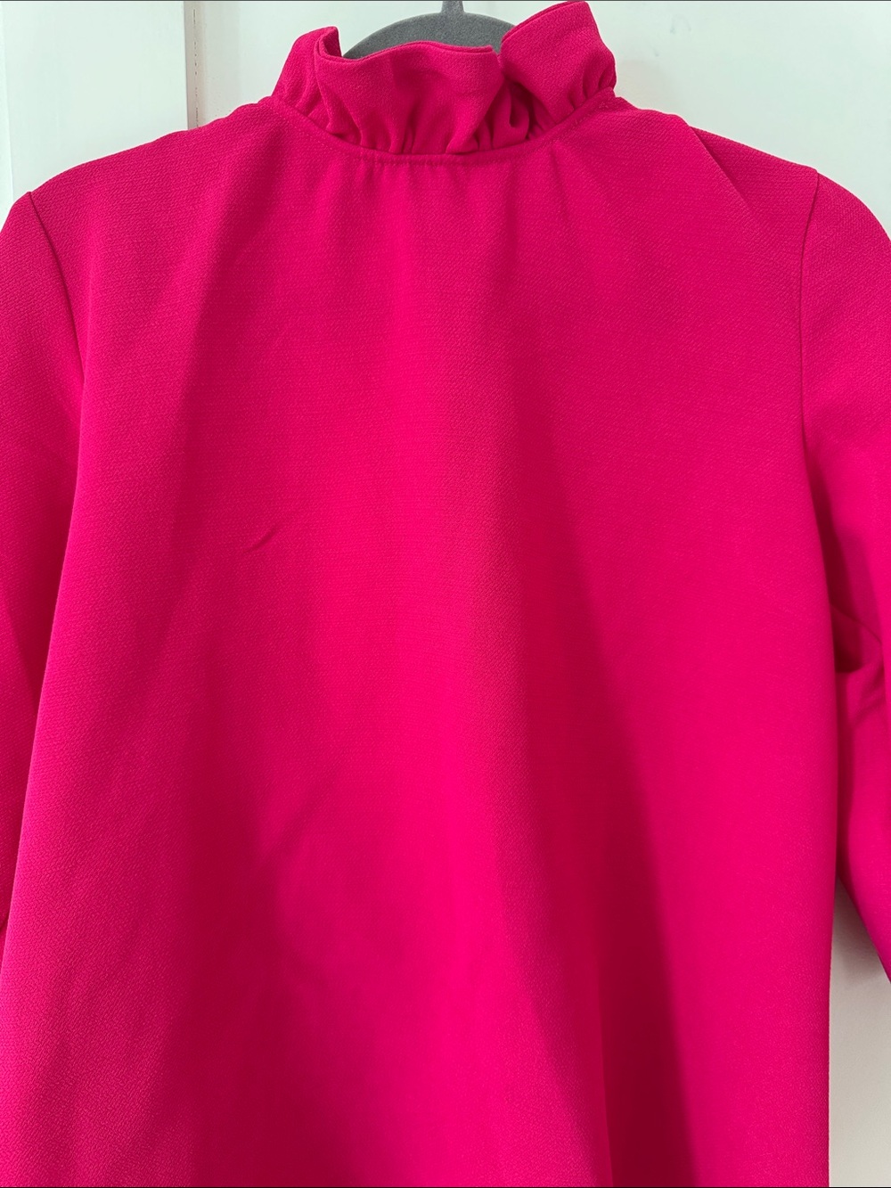 Tuckernuck Pomander Place Faye Fuchsia Pink Crepe Ruffled Neck Bow Top S - Picture 4 of 9